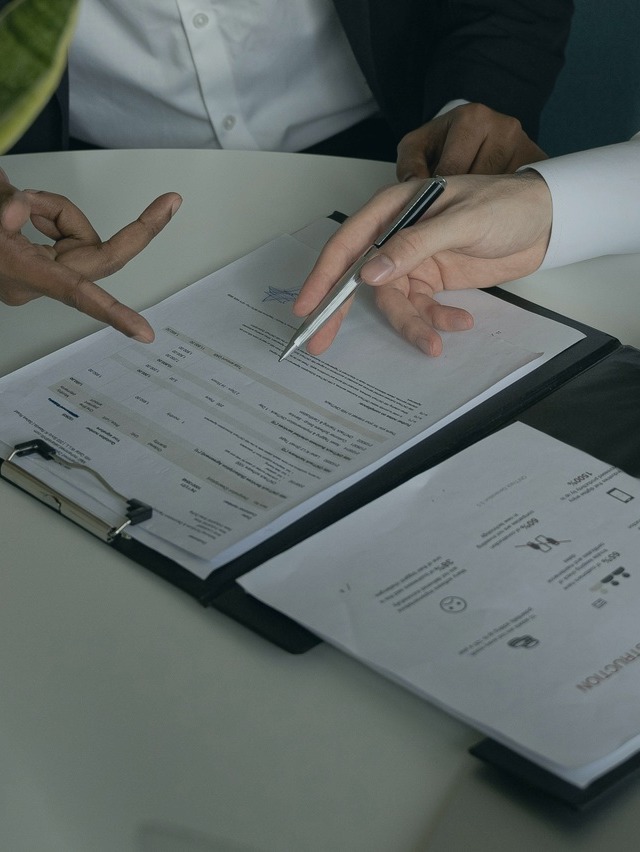 Consultores da SigmaJob realizando análise operacional em campo fabril, conectando estratégia à execução.